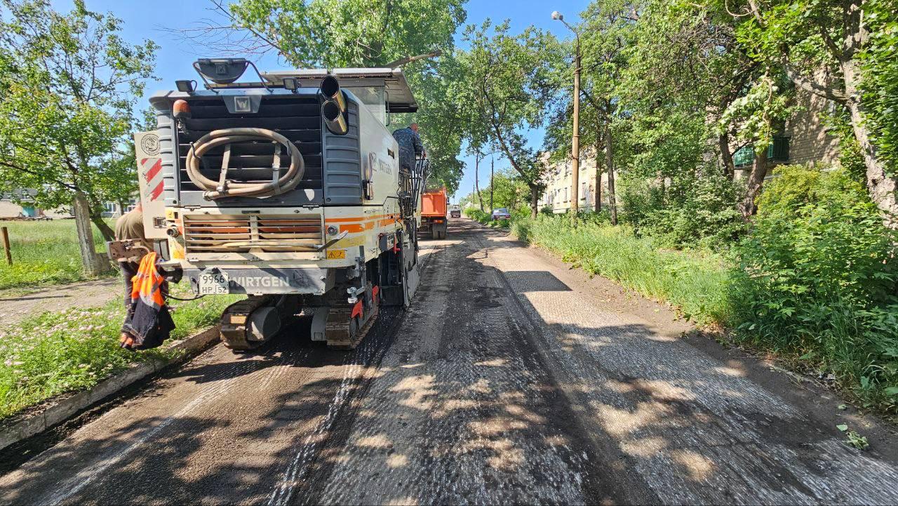 Нижегородцы завершили фрезерование дороги в переулке Егорова в Харцызске.