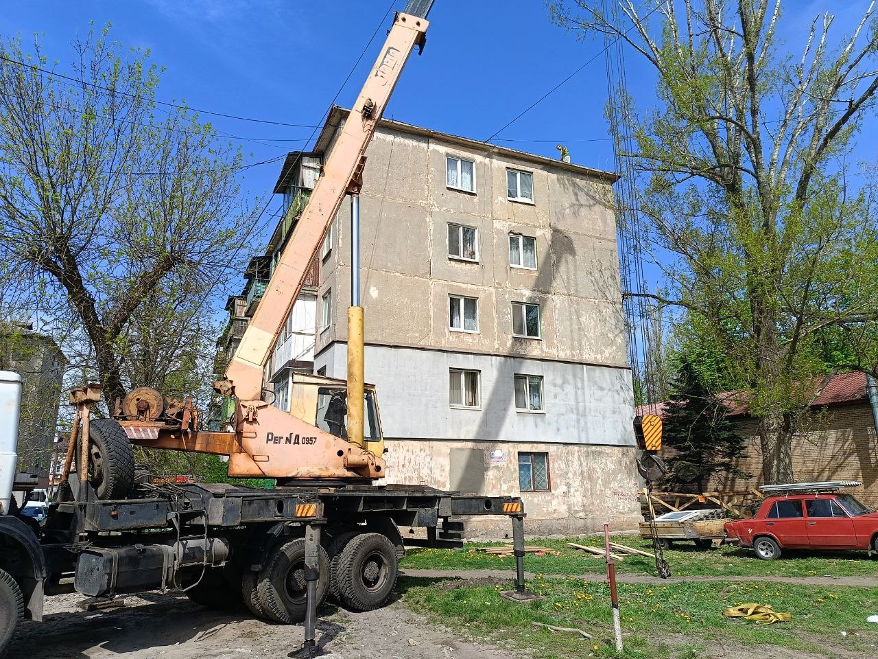 В Харцызске продолжаются работы по благоустройству..