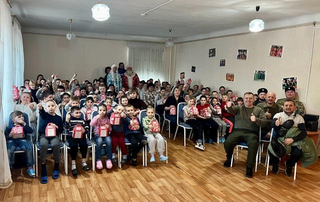 Ленинградцы устроили праздник для детей из школы-интерната в Зугрэсе. Ленинградцы устроили праздник для детей из школы-интерната в Зугрэсе.