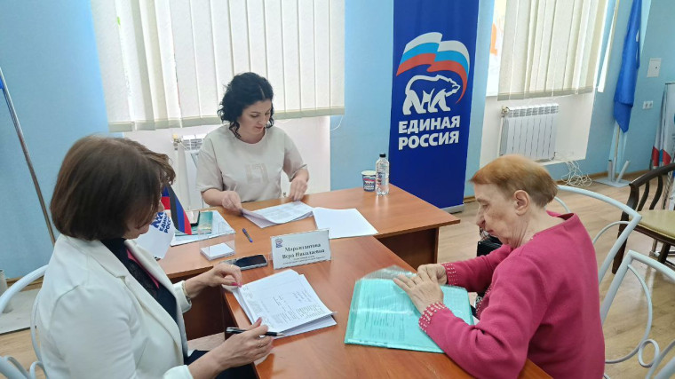 Прием граждан в общественной приемной партии «Единая Россия».. Прием граждан в общественной приемной партии «Единая Россия»..