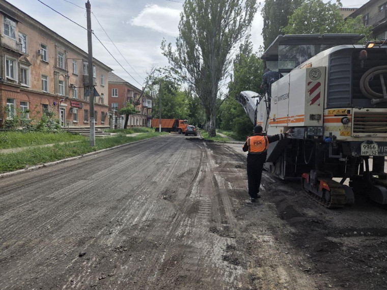 Подрядчики Нижегородской области ремонтируют дорогу в переулке Максименко в Харцызске. Подрядчики Нижегородской области ремонтируют дорогу в переулке Максименко в Харцызске.